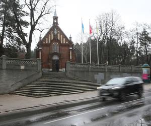 Auta spadają z kościelnych schodów. To kolejny taki przypadek