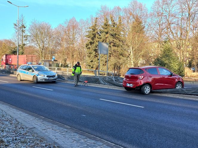 Kolizja przy zmianie pasa w Lesznie. Ciągnik siodłowy uderzył w osobówkę