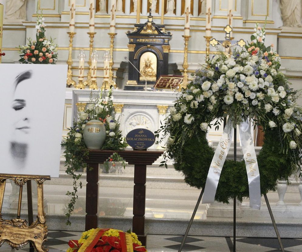 Pogrzeb Joanny Kołaczkowskiej. Tłumy żegnają wybitną artystkę kabaretową [ZDJĘCIA]