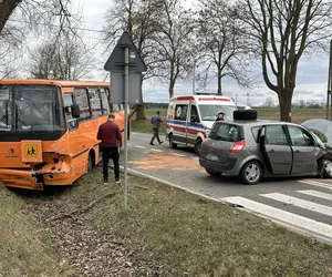 Dramat pod Legionowem. Autobus z dziećmi roztrzaskał się o osobówkę i drzewo! 