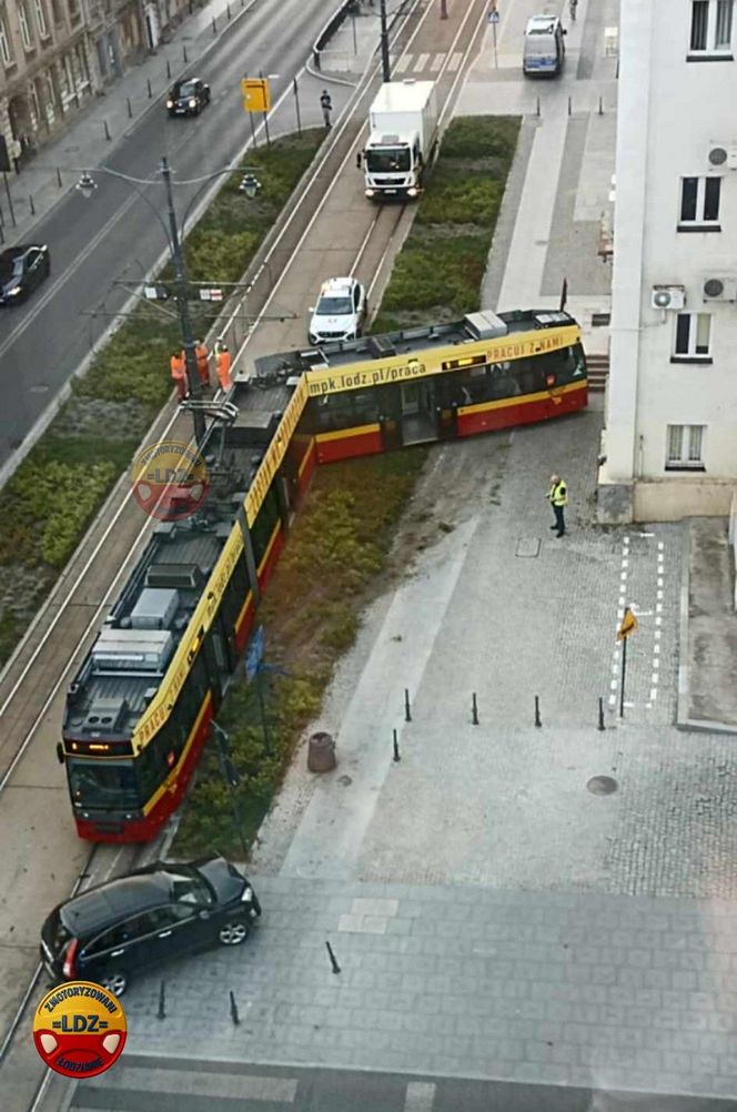 Łódź. Tramwaj wykoleił się po zderzeniu z autem. Zatrzymał się kilkanaście centymetrów przed budynkiem