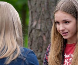 M jak miłość, odcinek 1888. Sara (Nadia Smyczek), Lenka (Olga Cybińska)