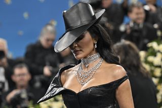 Najgorsze stylizacje na Met Gali 2025. Fotrepian na plecach to dopiero początek