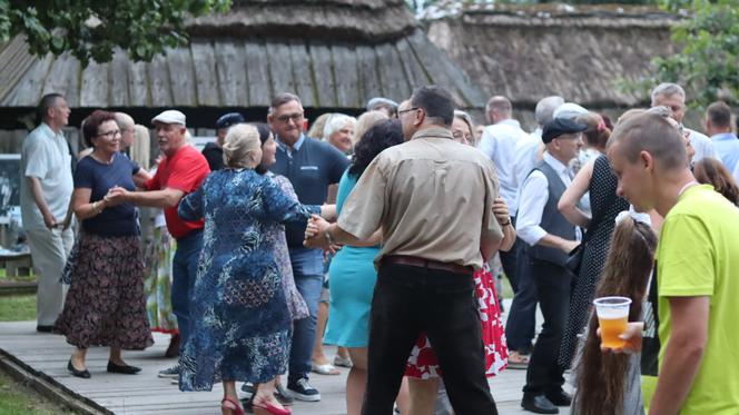 Wirują warkocze i wstążeczki. Tak bawili się lublinianie na potańcówce w skansenie!