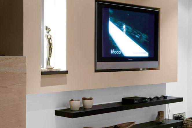 Radzimy, jak samodzielnie powiesić telewizor na ścianie i ukryć kable. Zrób to sam