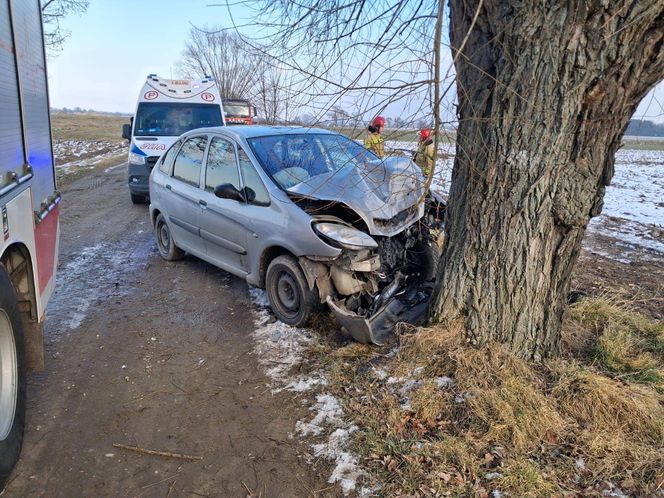 Tragiczny finał wypadku w powiecie rawickim. Nie żyje 39-latek, który uderzył samochodem w drzewo