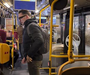 Łukasz Mejza jeździ autobusem