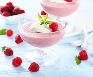 Ubijam galaretkę i po chwili mam pyszny deser. Robi się sam i zachwyca smakiem 