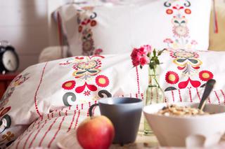 Dodatki dekoracyjne: kolorowa pościel jako dekoracja sypialni na jesień