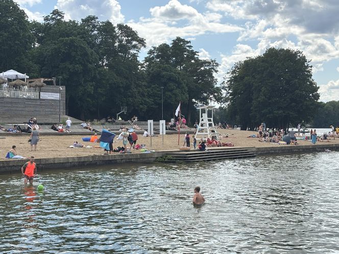 Wakacyjny patrol Eska Summer City na olsztyńskiej Plaży Miejskiej