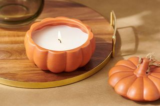 Najpiękniejsze  świece dekoracyjne i zapachowe na jesień – oferty ze sklepów i świece hand made