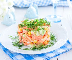 Super surówka z marchewki, świeżego ogórka i kukurydzy: przepis na chrupiącą sałatkę