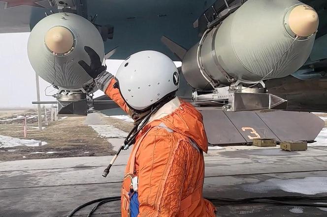 Pilot Su-34 sprawdza bomby FAB-500 UMPK przed lotem