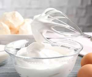 Nigdy nie wyrzucam zwarzonej bitej śmietany. Dzięki temu trikowi jest pyszna i trwała  