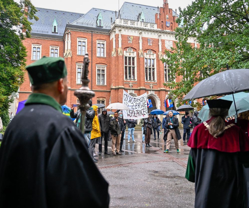 Najstarsza uczelnia w Polsce zainaugurowała nowy rok akademicki. Korowód UJ przeszedł przez Kraków [GALERIA]