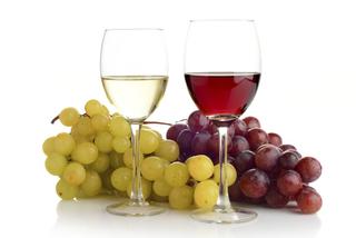 Domowe wino z winogron - jak zrobić? PRZEPISY na domowe wino z winogron