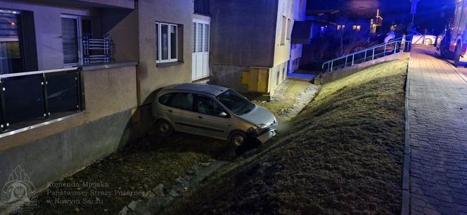 Krynica-Zdrój. Samochód dosłownie zaparkował pod samym oknem. Co tam się stało?!