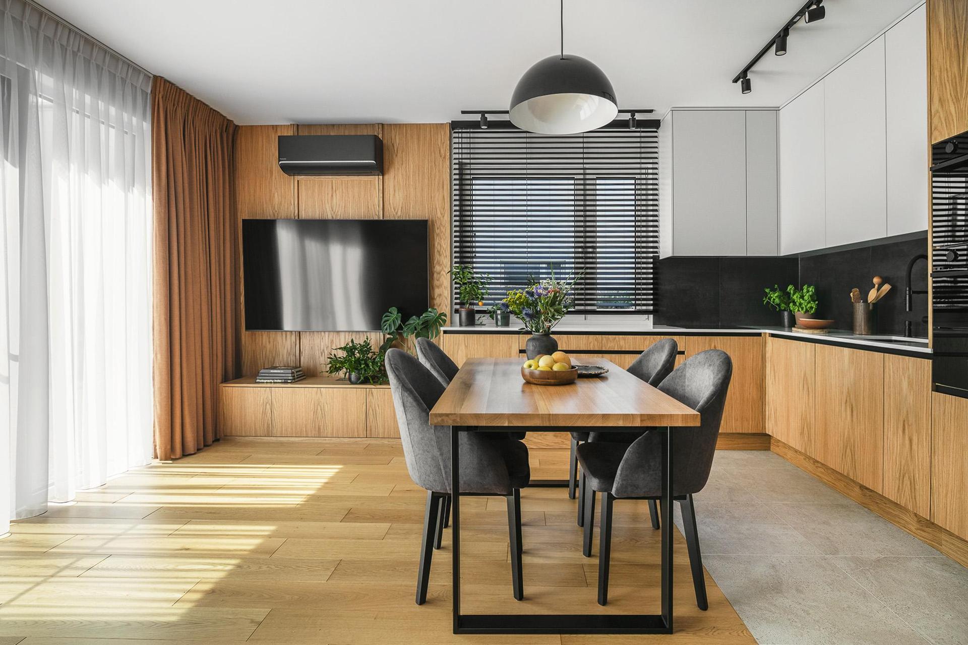 Minimalistycznie wnętrza w stonowanych kolorach. W środku biała kuchnia ...