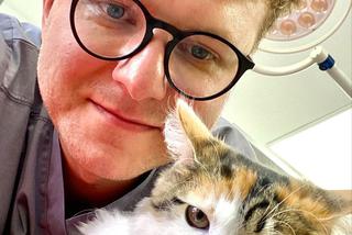 Dr Kotowicz uratował kotka Milka 