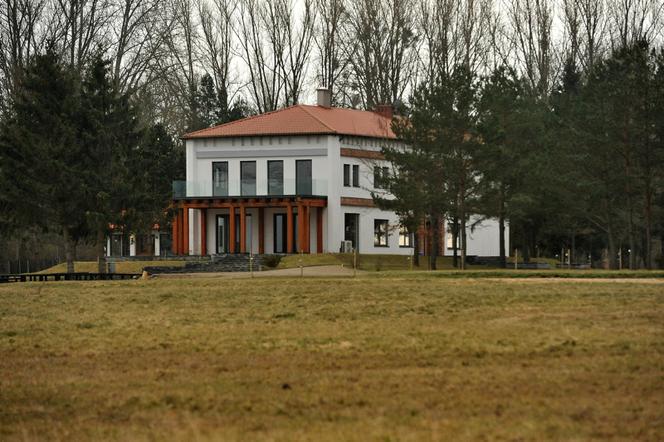 Pałac nad jeziorem czeka na Kaczyńską