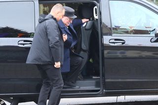 Lech Wałęsa wysiada z potężnej bryki 