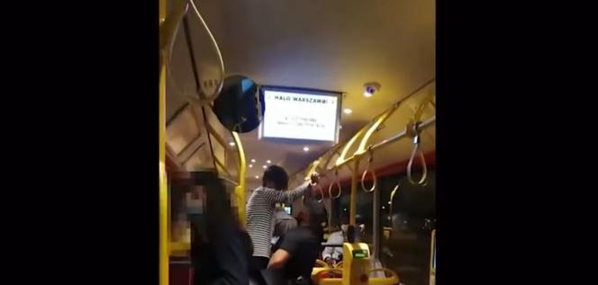 Rzucił mężczyzną o autobus. Bardzo agresywne zachowanie podczas kontroli biletów [WIDEO] 