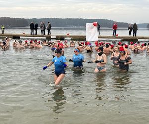 WOŚP 2025 w Olsztynie. Morsy w szczytnym celu wykąpali się w lodowatym jeziorze Ukiel [ZDJĘCIA]