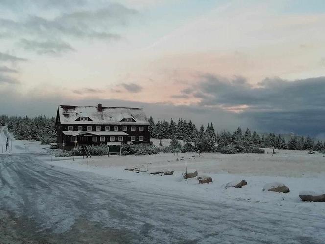 Śnieg i lód na górskich szlakach w Karkonoszach. Apelują o ostrożność