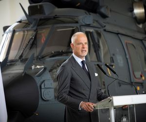 Węgierski minister oborny na tle H225M 
