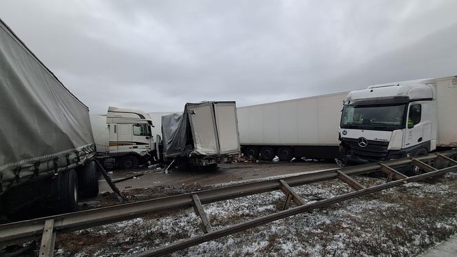 Karambol na autostradzie A4 pod Bolesławcem. Zderzyło się siedem aut, nie żyje kierowca busa 