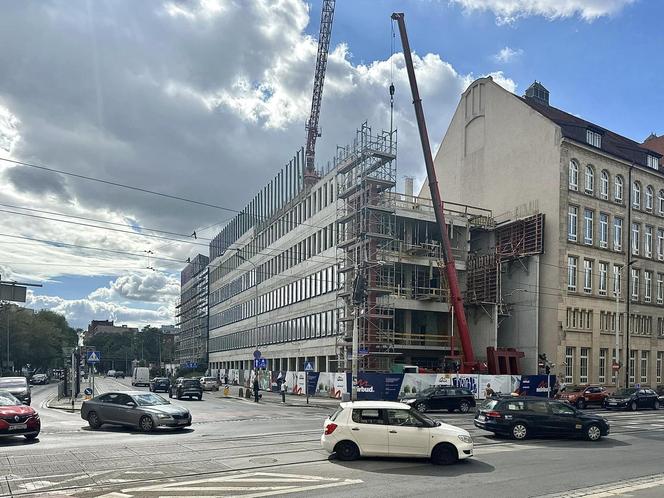 Nowa siedziba Sądu Apelacyjnego we Wrocławiu pnie się do góry. Kiedy zakończenie inwestycji?