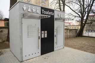 Tarnów: Toaleta bezpłatna, ale drzemka w niej słono kosztowała zatrzaśniętego mężczyznę