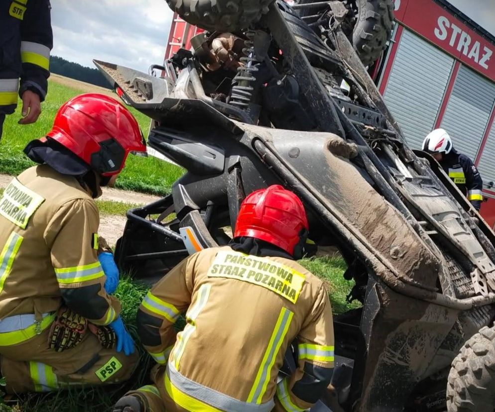 Quad dachował na polnej drodze. 73-letni pasażer zabrany do szpitala śmigłowcem