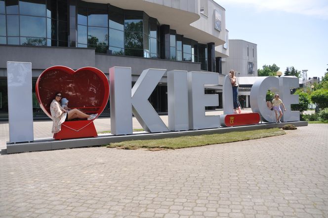 Napis I love Kielce obok Kieleckiego Centrum Kultury