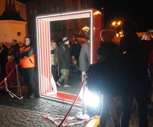 Ciężarówka Coca-cola w Białymstoku! Świąteczna atrakcja przyciągnęła tłumy mieszkańców na Rynek Kościuszki