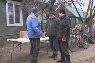 Rolnicy. Podlasie. Uszkodzone okno w domu Gienka i Andrzeja z Plutycz. Walek przybył na pomoc