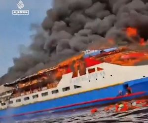 Pożar promu wycieczkowego. Ludzie skakali do wody, wszystko się nagrało! Pomocy, płoniemy na morzu