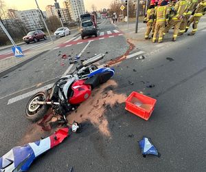 Śmiertelny wypadek na Ursynowie. Morocyklista wjechał w bok osobówki. Nie żyje