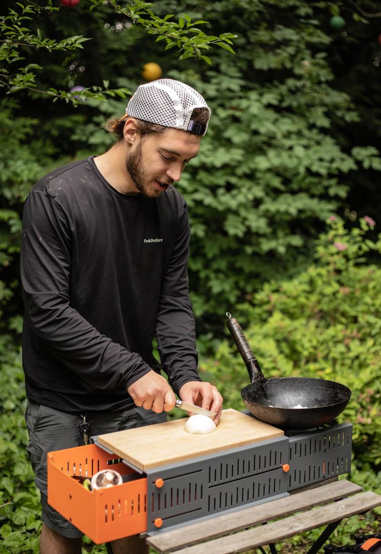 Gotowanie w ruchu. Projekt kompaktowej kuchni - dyplom licencjacki, proj. Barnaba Perepłyś