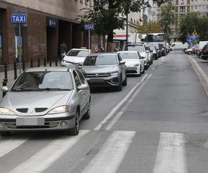 Rozkopane i zamknięte centrum Warszawy. Nie ma jak dojechać do urzędów, banków i sądów. Czy drogowcy puszczą ruch przez nowy deptak?!