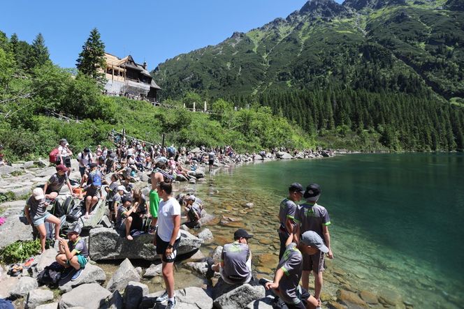 Turyści w drodze na Morskie Oko