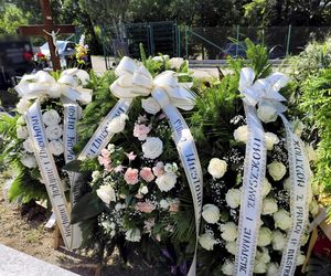 Pogrzeb Justyny i Zbigniewa. Ich groby utonęły w białych kwiatach