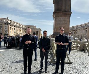 Smutek i modlitwa na placu św. Piotra w Watykanie. Wierni żegnają papieża Franciszka [ZDJĘCIA]