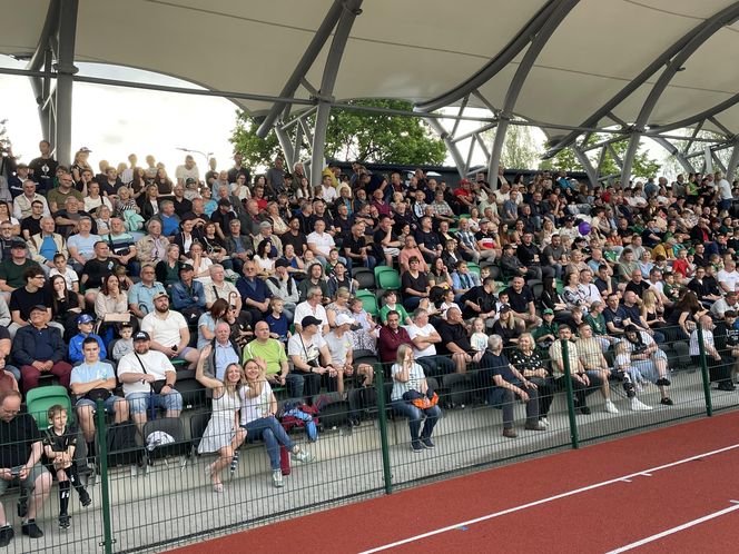 Kibice na otwarciu stadionu w Starachowicach