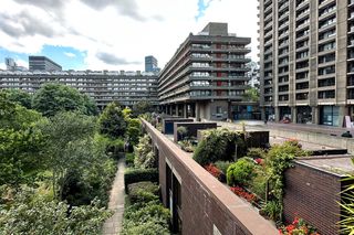 Starzejąca się brutalistyczna gwiazda światowej architektury wciąż jest pełna życia i gra w serialach. Odwiedzamy Barbican Estate w Londynie