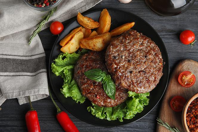 Soczyste bryzole z mielonego mięsa i tartych ziemniaków