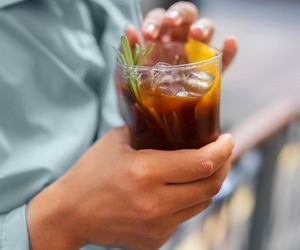 Espresso tonik i słynna dalgona idą w odstawkę. Oto najmodniejszy napój kawowy tego lata 