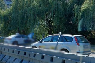 Kraków. Latarnia spadła na przejeżdżający samochód. Chwilę wcześniej doszło tam do wypadku [ZDJĘCIA]
