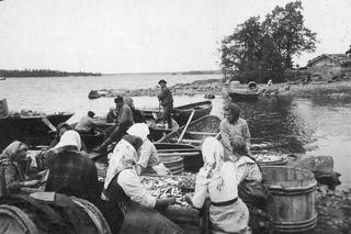 Tak w okresie międzywojennym wyglądał połów i handel śledziami