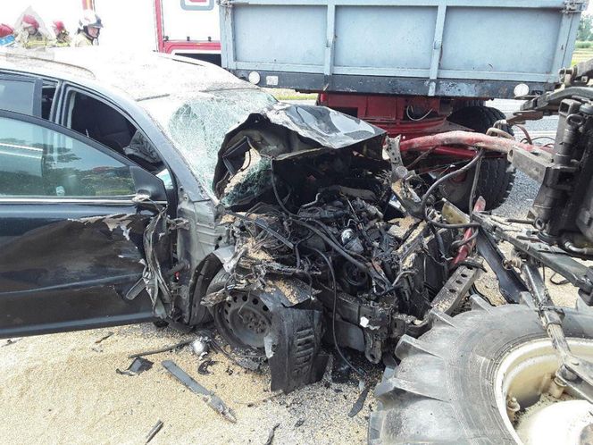 Poważny wypadek na DK 74 pod Piotrkowem. Kierowca ciągnika huknął w toyotę